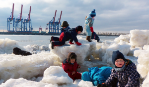Kinder spielen im Eis